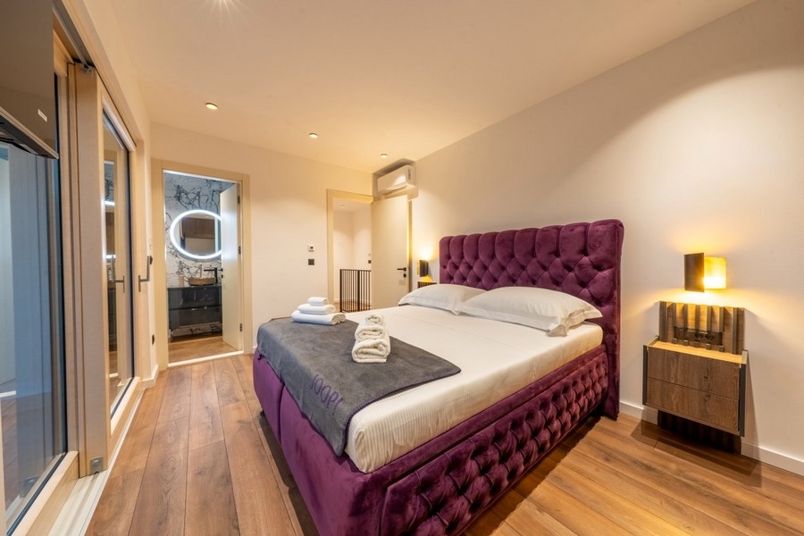 Schlafzimmer mit Doppelbett und Bad en suite