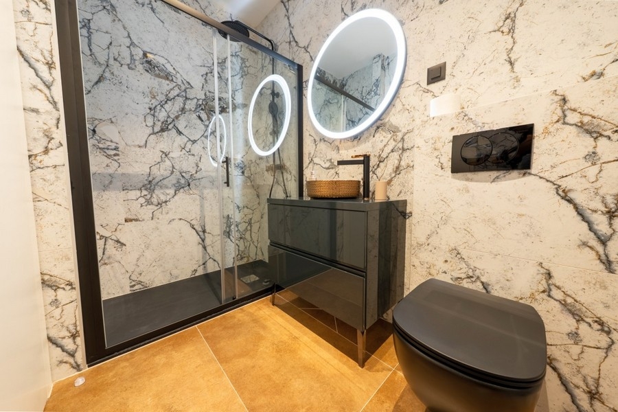Modernes Badezimmer mit Dusche und Designausstattung