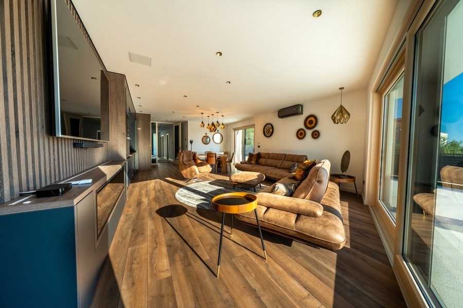 Moderner Wohnbereich mit Sitzlandschaft und TV-Wand