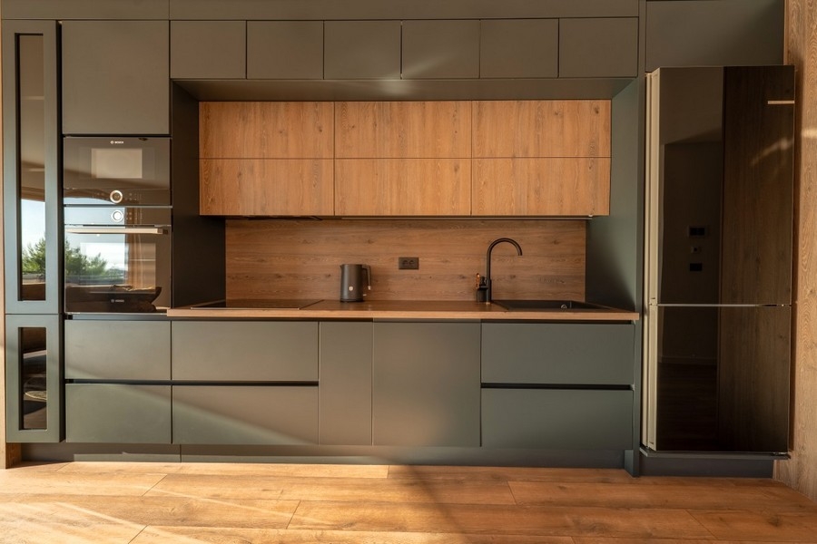 Einbauküche mit modernen Geräten und Holzoptik