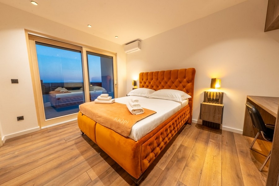 Schlafzimmer mit Doppelbett und Meerblick