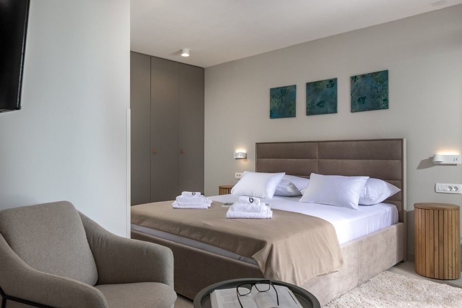 Schlafzimmer mit Doppelbett und Einbauschrank