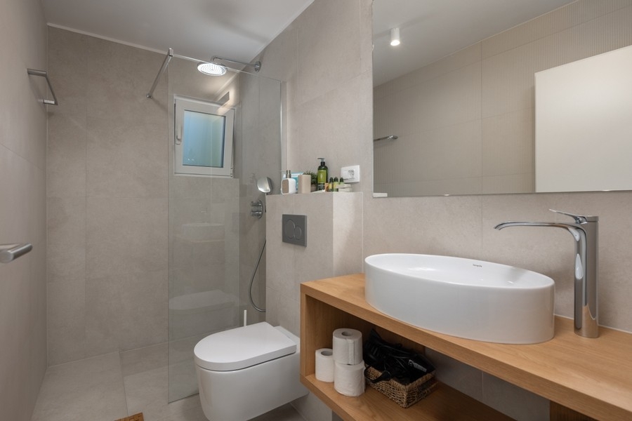 Modernes Badezimmer mit Dusche