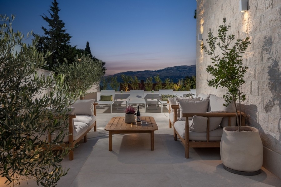 Terrasse mit Meerblick und Loungebereich