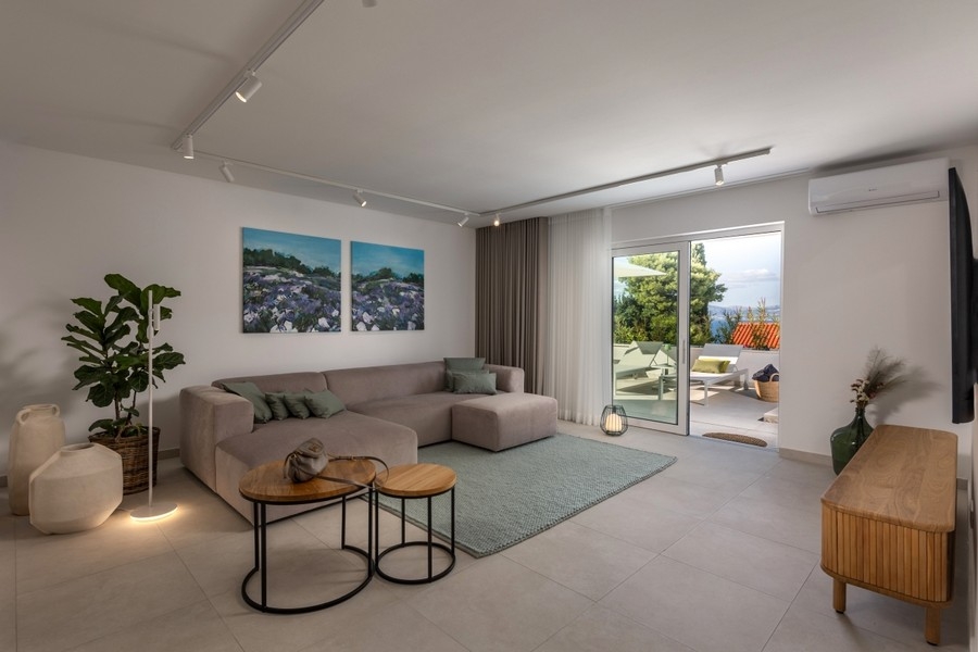 Wohnzimmer mit Sofa und Zugang zur Terrasse