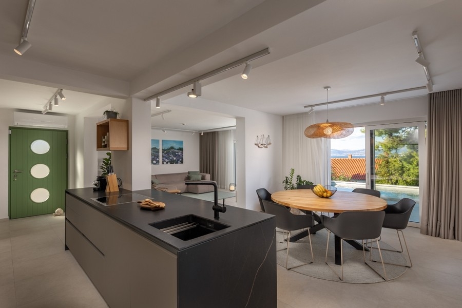 Essbereich mit Blick auf Pool und Meer