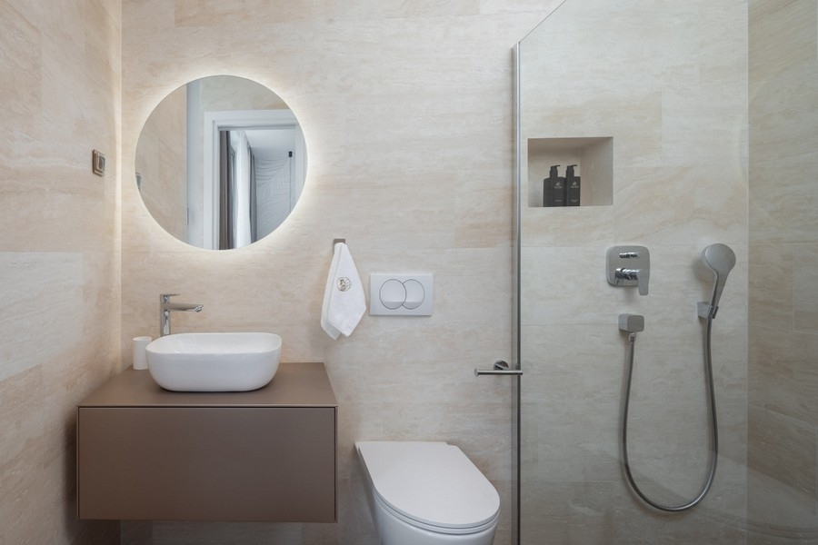 Modernes Badezimmer mit Dusche