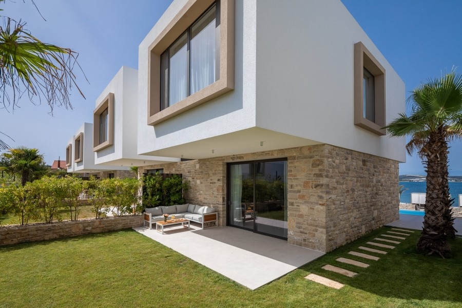 Moderne Villa mit Meerblick und Garten