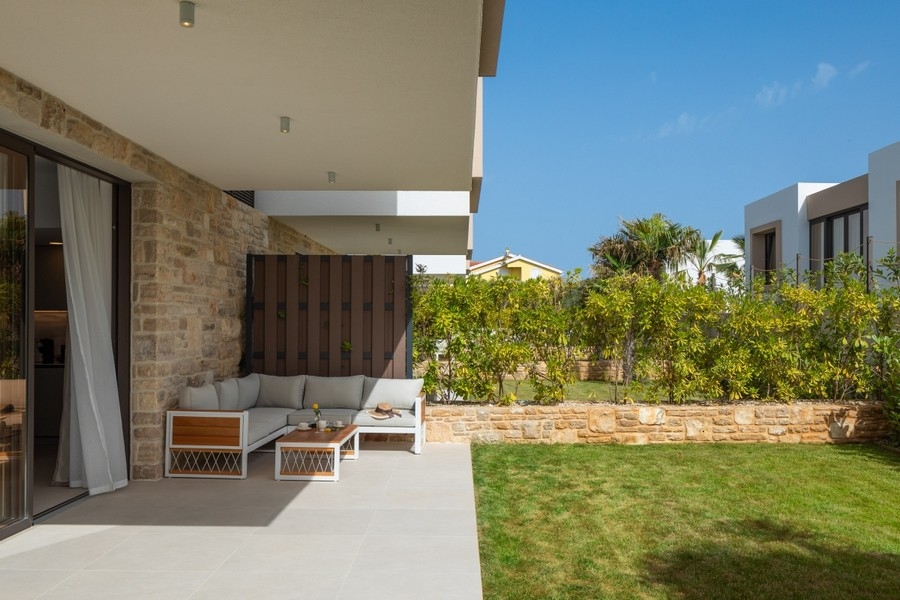 Überdachte Terrasse mit Lounge und Garten