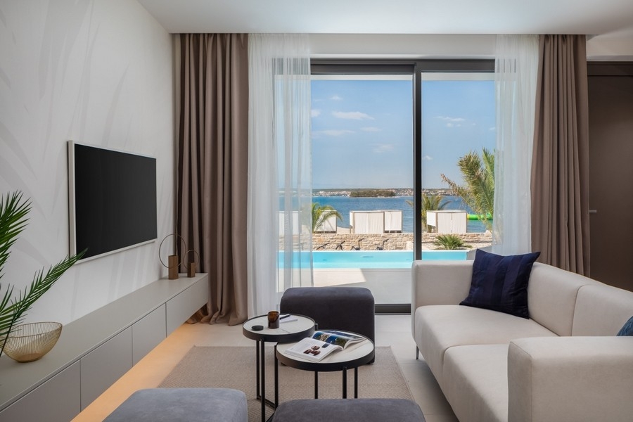 Wohnzimmer mit Blick auf Pool und Meer