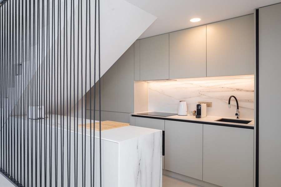 Moderne Küche mit Einbaugeräten