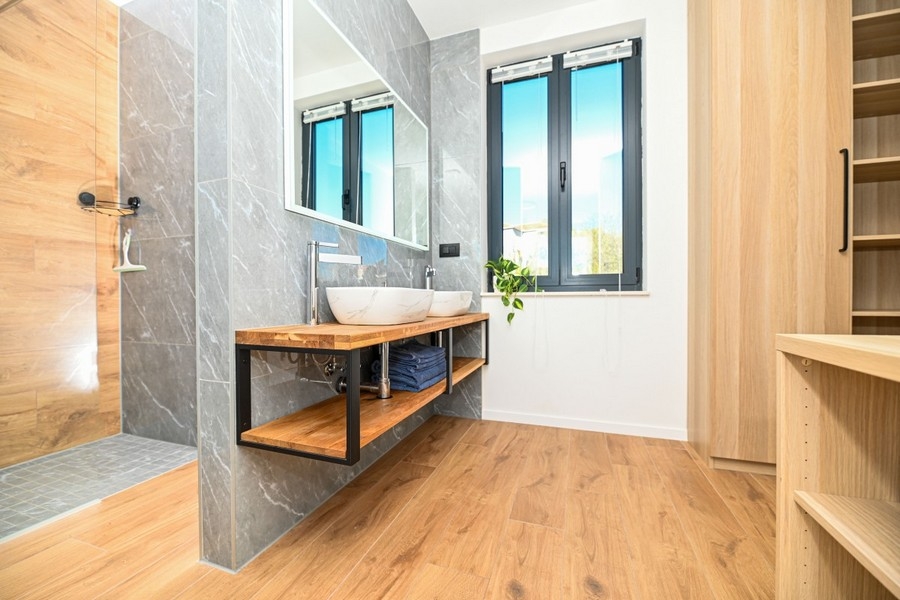 Modernes Badezimmer mit Doppelwaschbecken und Dusche