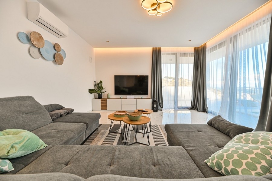 Heller Wohnbereich mit Sofalandschaft und Zugang zur Terrasse