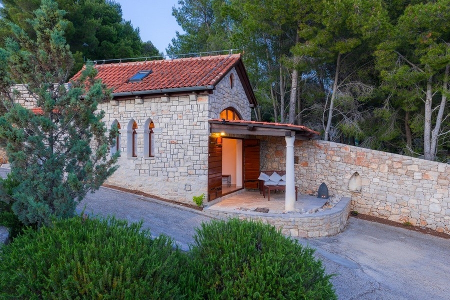 Steinhaus in ruhiger Lage mit mediterranem Garten