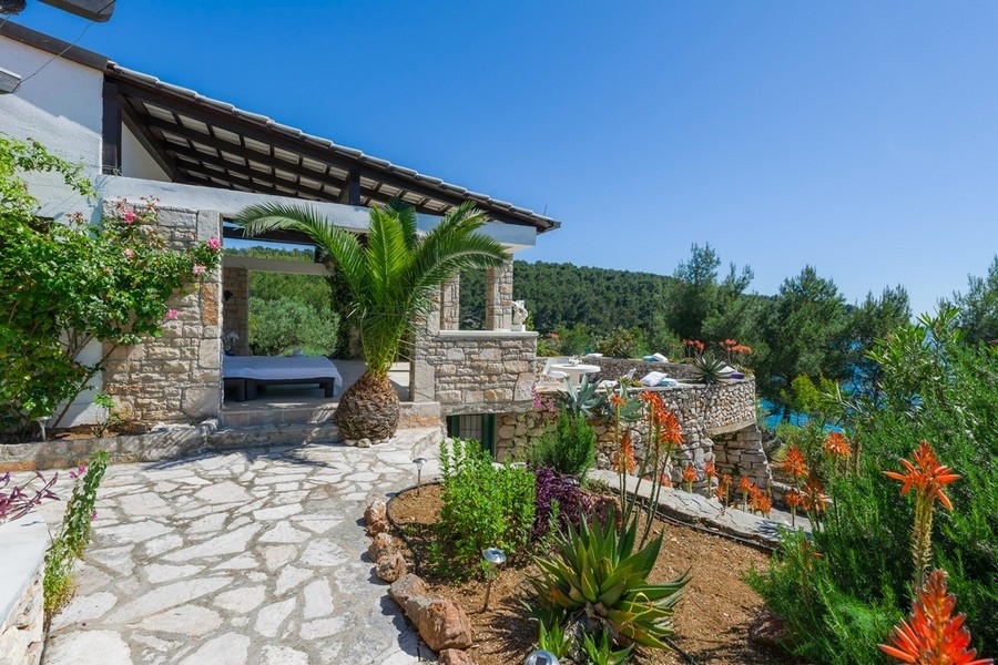 Mediterranes Steinhaus mit Garten und Meerblick