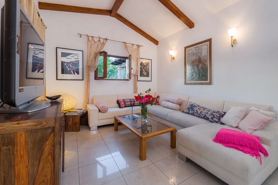 Wohnzimmer mit Holzbalken und heller Einrichtung