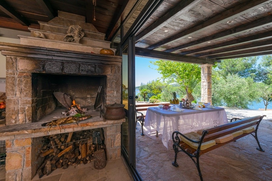 Außenkamin mit Sitzbereich und Meerblick