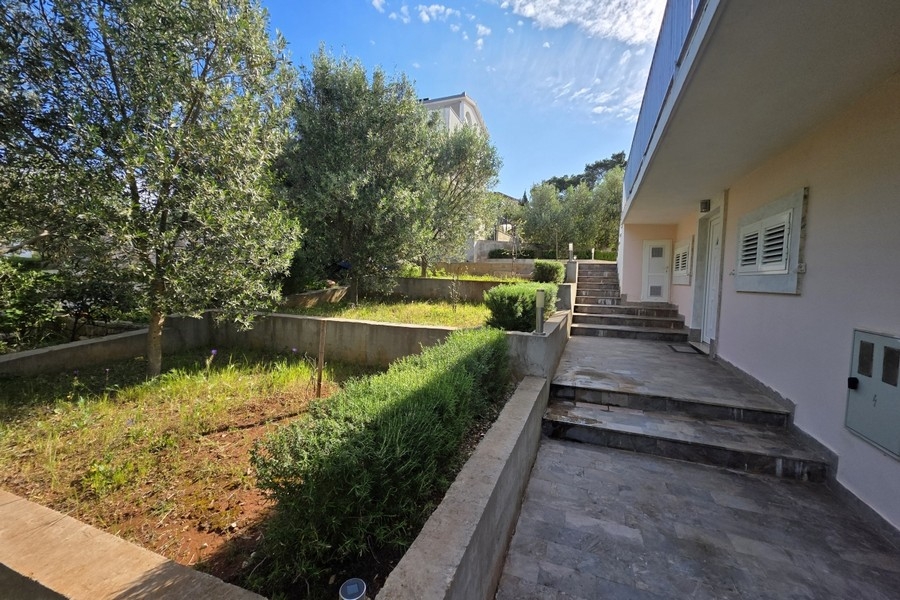 Hauszugang mit Terrasse und Gartenbereich