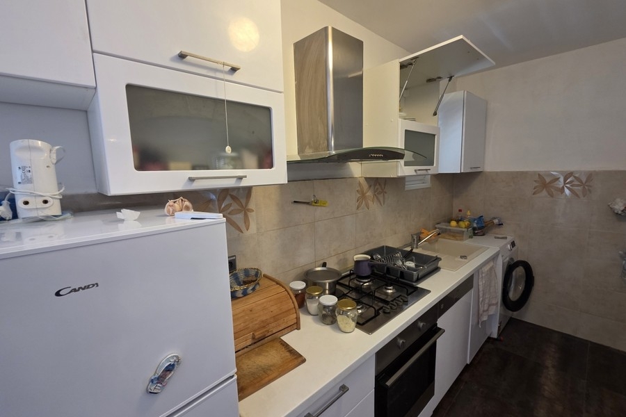 Küche mit Einbaugeräten