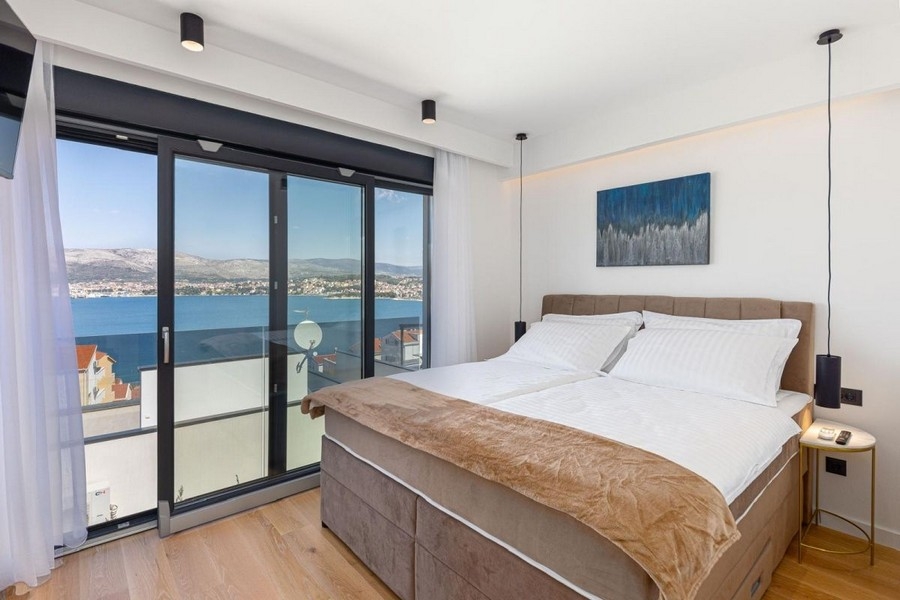 Schlafzimmer mit Meerblick und Balkonzugang