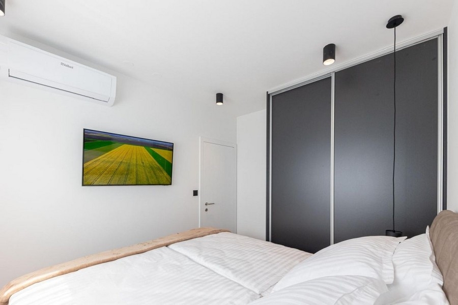 Schlafzimmer mit Einbauschrank und Klimaanlage
