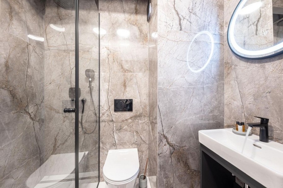 Modernes Badezimmer mit Dusche und hochwertiger Ausstattung