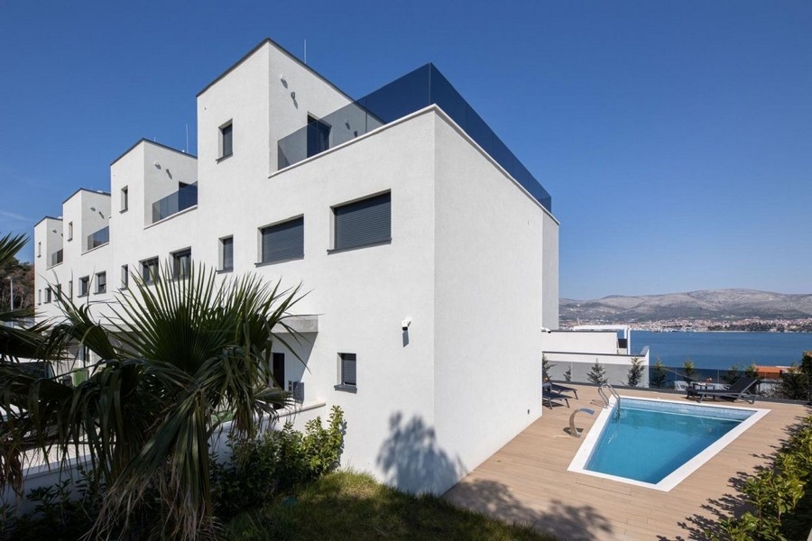 Moderner Neubaukomplex mit Pool und Meerblick