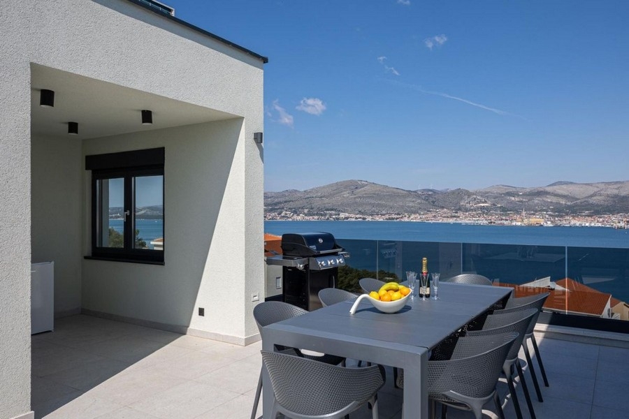 Überdachte Terrasse mit Essbereich und Meerblick