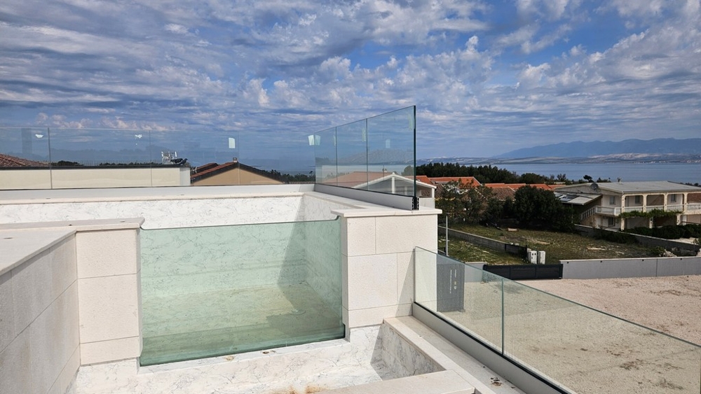 Dachterrasse mit privatem Pool und Glasgeländer sowie schönem Meerblick auf Vir.