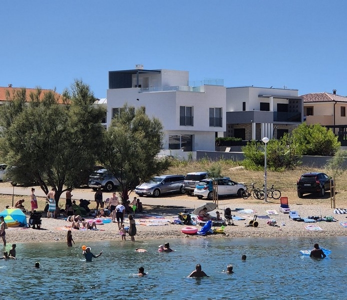 Moderne Villa in Strandnähe auf der Insel Vir mit zeitgemäßer Architektur.