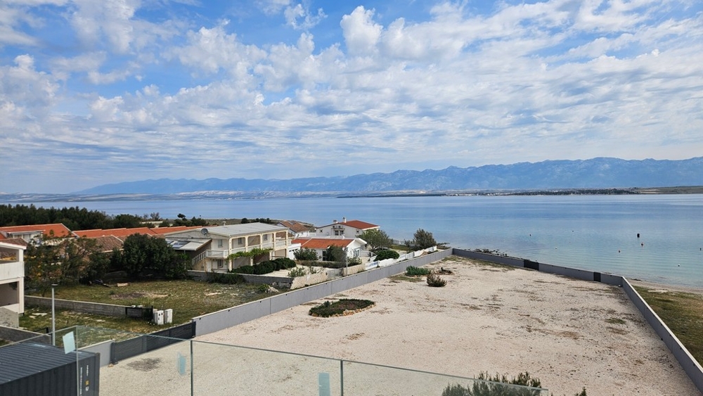 Weiter Panoramablick über das Meer, die Insel Pag und das Velebit-Gebirge.