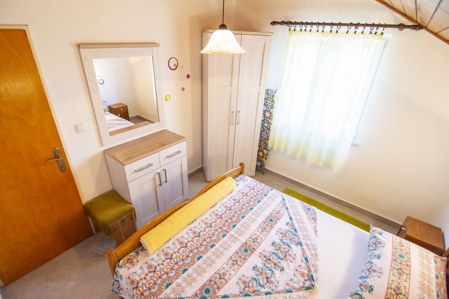 Schlafzimmer mit Doppelbett und Fenster