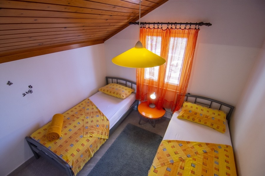 Schlafzimmer mit zwei Einzelbetten