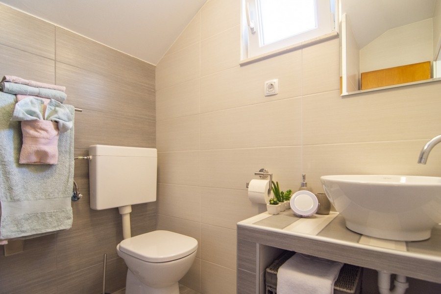 Badezimmer mit WC und Waschbecken