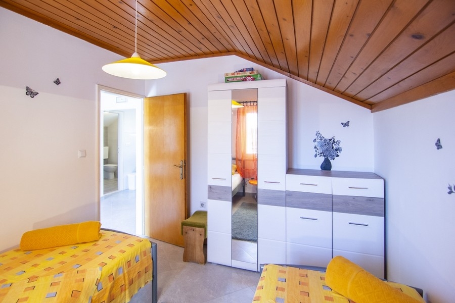 Schlafzimmer mit Dachschräge und Einbaumöbeln