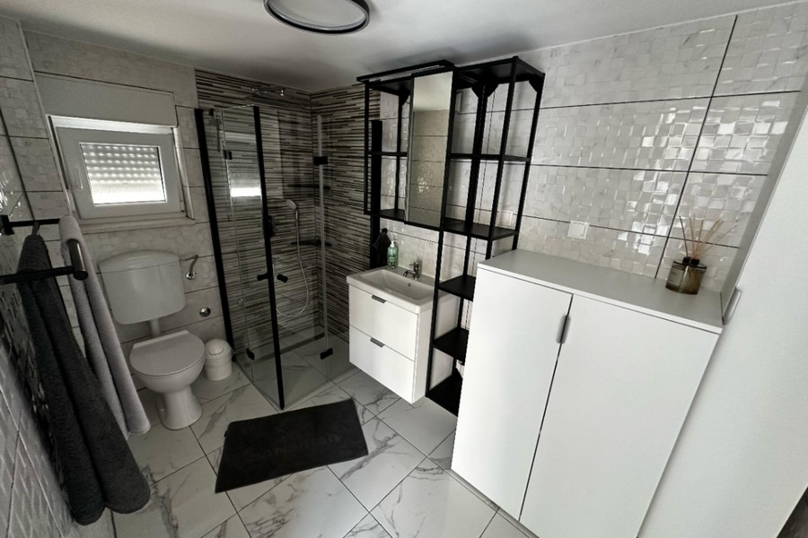 Modernes Badezimmer mit Dusche