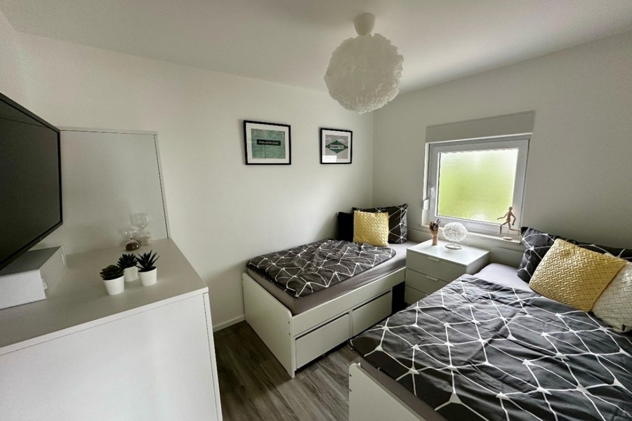 Schlafzimmer mit zwei Einzelbetten
