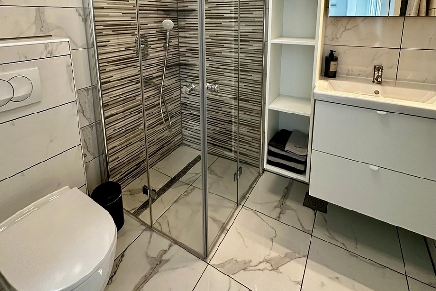 Badezimmer mit moderner Glasdusche