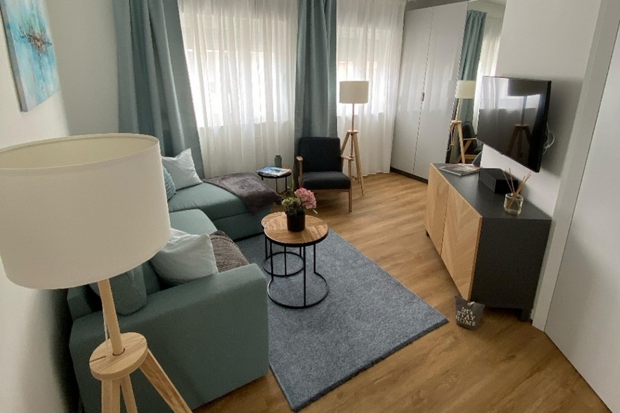 Modern eingerichtetes Wohnzimmer mit heller Ausstattung