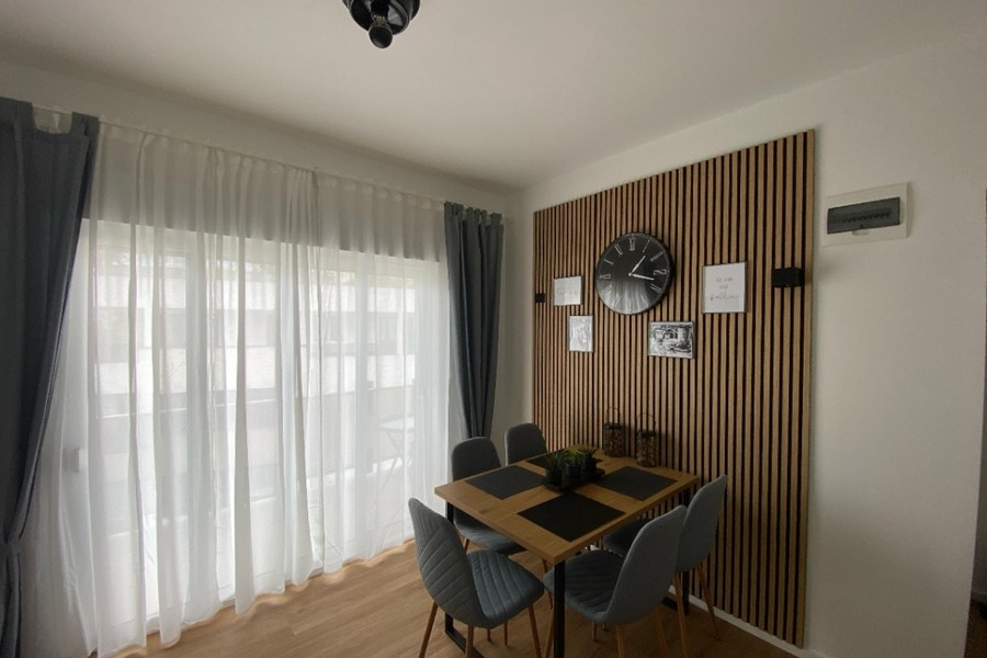 Essbereich mit moderner Wandgestaltung und Balkonzugang