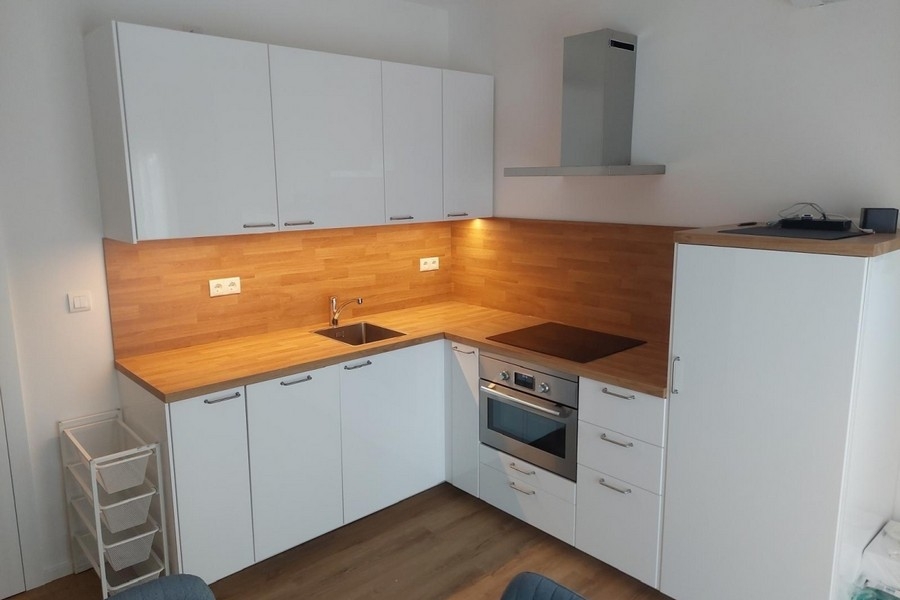 Moderne Küche mit heller Einbauküche
