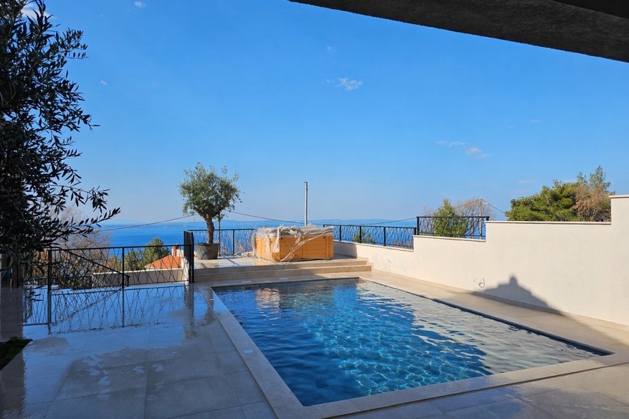 Haus mit Pool und Meerblick bei Podstrana, Split in Kroatien.