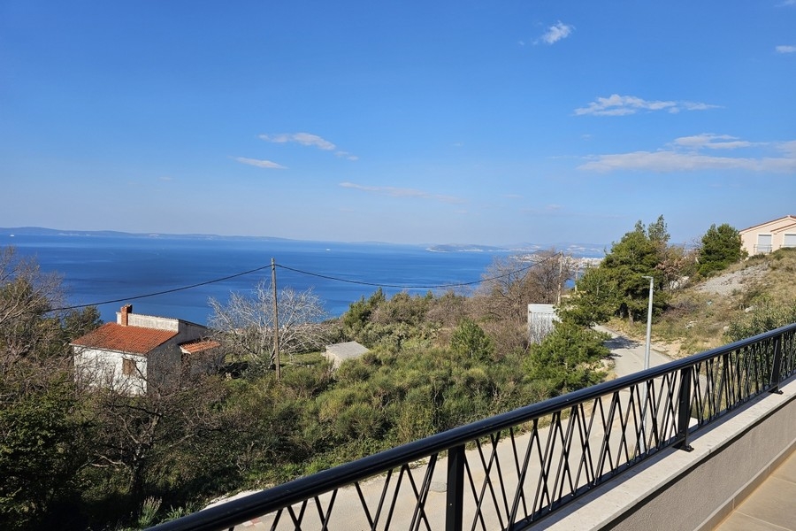 Meerblick der Küstenlinie bei Podstrana in der Region Split, Kroatien.