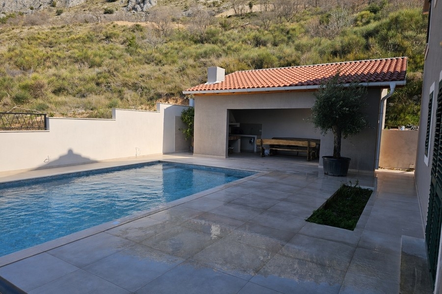 Swimmingpool mit Sonnenterrasse und Außenbereich