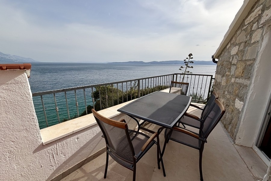 Terrasse mit schönem Meerblick der Immobilie H3937 bei Omis in Kroatien.