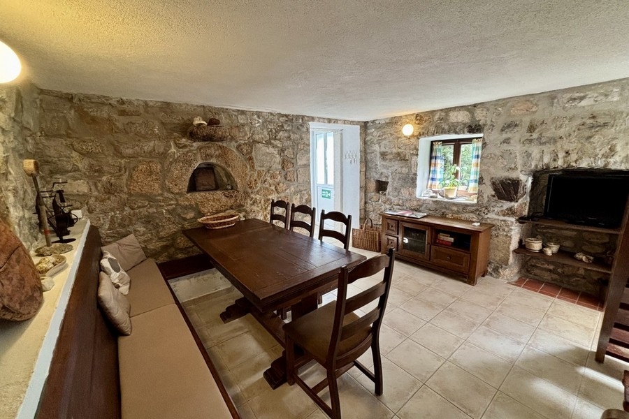 Traditioneller Essbereich mit Natursteinwänden im dalmatinischen Steinhaus