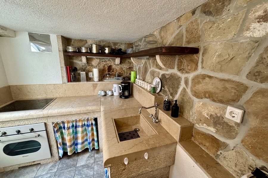 Rustikale Steinküche mit mediterranem Charakter im renovierten Dorfhaus