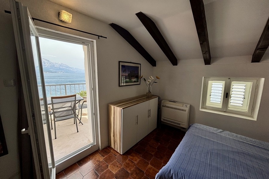 Schlafzimmer mit Balkon und Meerblick an der Omis Riviera