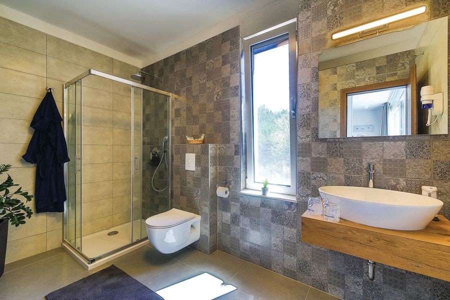 Modernes Badezimmer mit Dusche