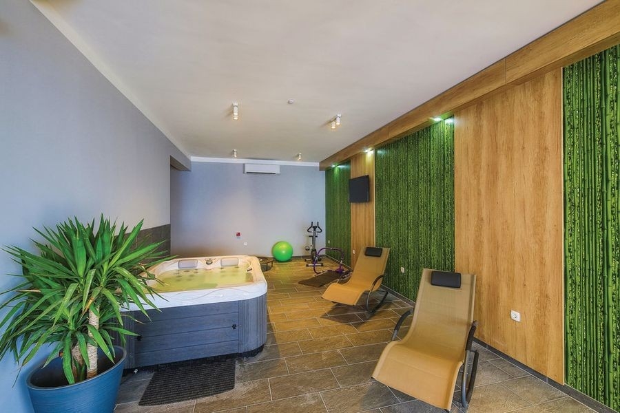 Jacuzzi und Wellnessraum in moderner Villa